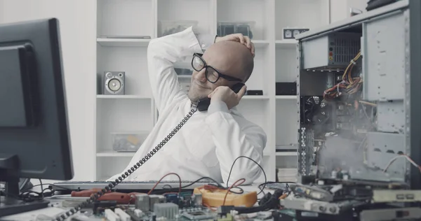 Distracted Computer Repair Technician Having Phone Call While Computer Short — Stock Photo, Image