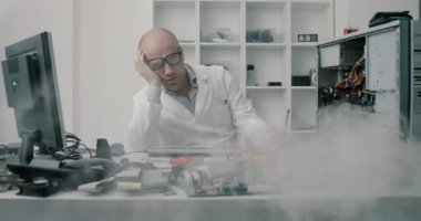 Stresli teknisyen ve bozuk bilgisayar