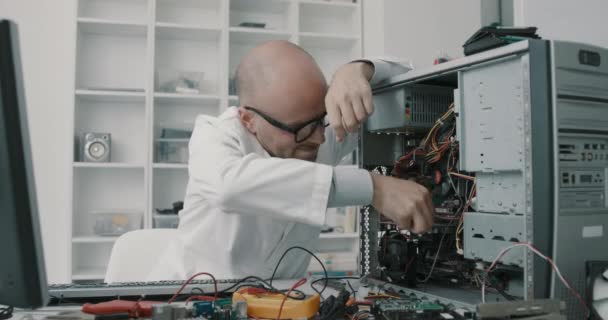 Tecnico che danneggia un computer con un cacciavite — Video Stock