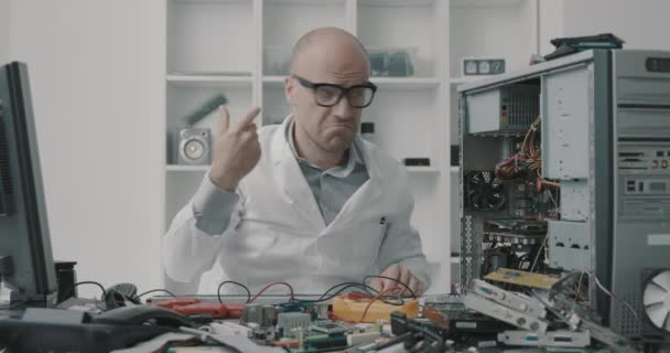 Onzorgvuldige technicus die een computer repareert — Stockvideo