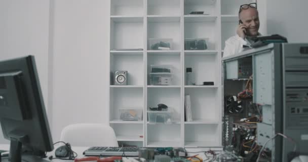 Gondatlan számítógép javító technikus az irodájában. — Stock videók