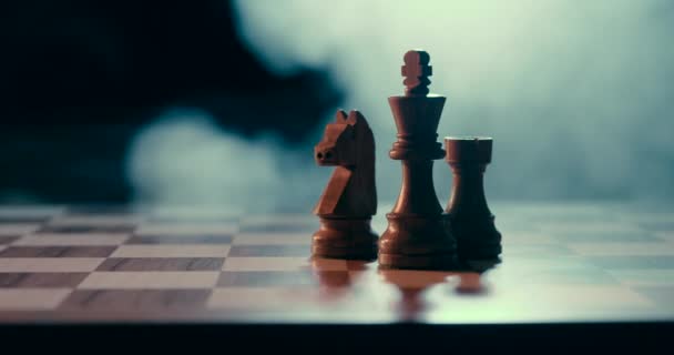 Schaakstukken op het schaakbord — Stockvideo