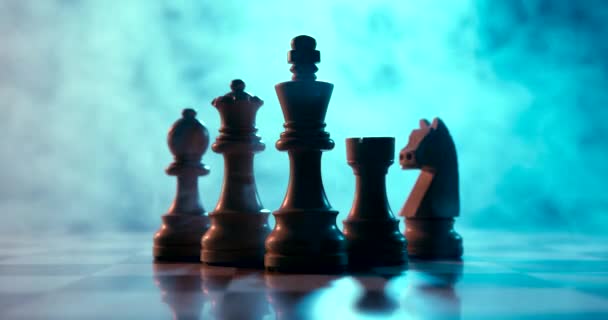 Шахові фігури на шахівниці — стокове відео