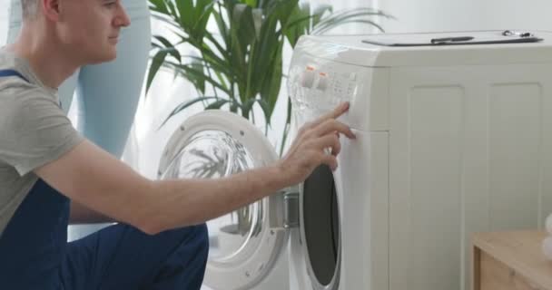 Technicien fixation d'une machine à laver cassée — Video