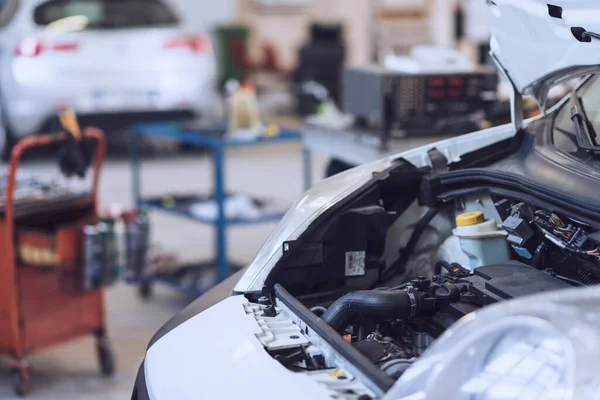 Werkstatt Interieur Mit Professionellem Werkzeug Und Auto Mit Motorhaube Reparaturservice — Stockfoto