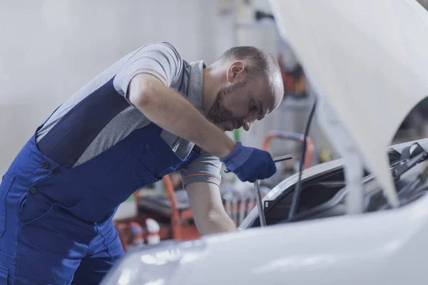 Meccanico Fissaggio Motore Auto Officina Riparazione Auto — Foto Stock