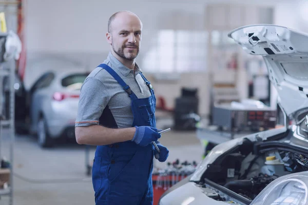 Självsäker Mekaniker Poserar Garaget Han Kollar Bil Motor — Stockfoto