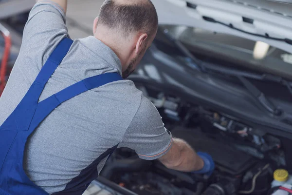 Meccanico Professionista Lavoro Sta Controllando Motore Dell Auto — Foto Stock