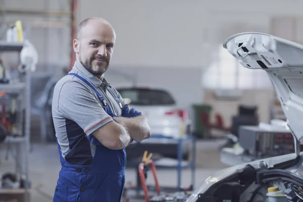 Professionelle Mechaniker Posieren Der Werkstatt Neben Einem Auto Autoreparatur Und — Stockfoto