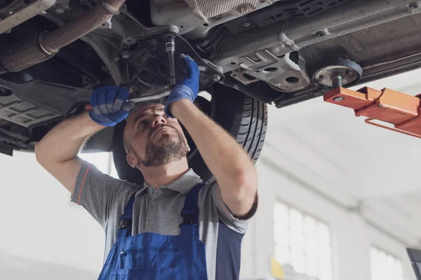 Professionelle Mechaniker Arbeiten Unter Einem Auto Macht Eine Fahrzeuginspektion Und — Stockfoto