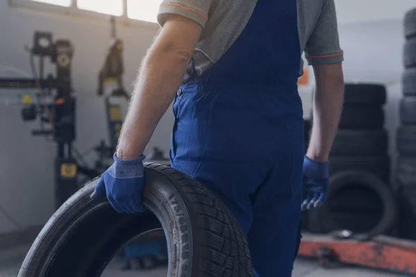 Professionele Monteur Werkt Auto Reparatie Station Hij Het Dragen Van — Stockfoto