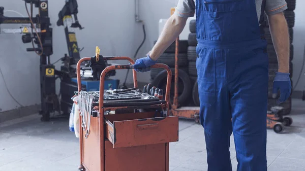 Mecânico Trabalhando Oficina Reparação Automóveis Ele Está Puxando Carrinho Ferramentas — Fotografia de Stock