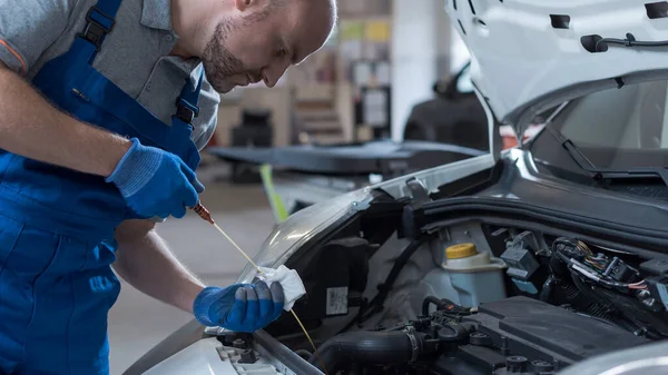 Mechanicus Doet Een Voertuig Inspectie Hij Het Controleren Van Een — Stockfoto