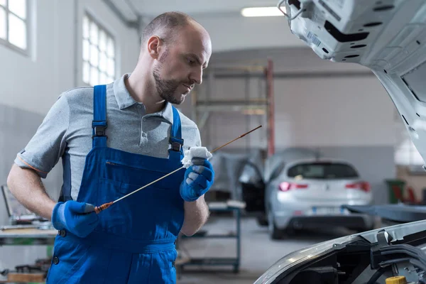 Professioneller Mechaniker Bei Einer Fahrzeugkontrolle Überprüft Den Ölstand Und Die — Stockfoto