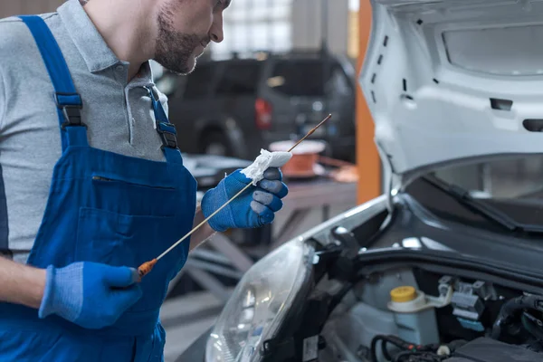 Professioneller Mechaniker Bei Einer Fahrzeugkontrolle Überprüft Den Ölstand Und Die — Stockfoto