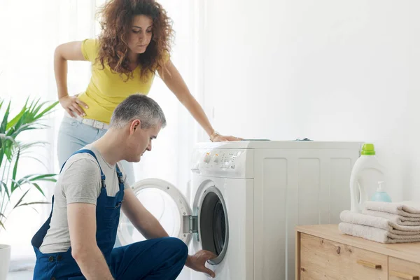 Reparateur Controleert Een Gebroken Wasmachine Klant Staat Naast Hem Reparatie — Stockfoto