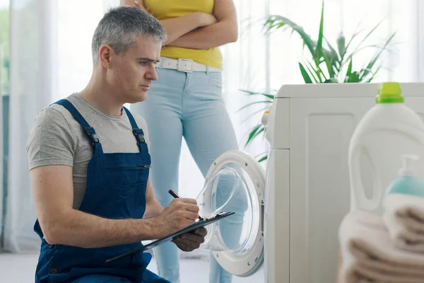 Bir Çamaşır Makinesini Kontrol Eden Teknisyen Bir Panoya Yazı Yazıyor — Stok fotoğraf