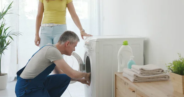 Tecnico Che Ripara Una Lavatrice Casa Sta Controllando Guarnizione — Foto Stock