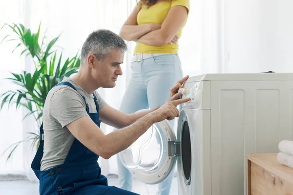 Professionelle Klempner Reparatur Einer Waschmaschine Überprüft Die Einstellungen Auf Dem — Stockfoto