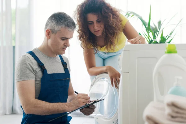 Tekniker Som Utför Kontroll Tvättmaskin Han Skriver Urklipp Reparation Servicekoncept — Stockfoto