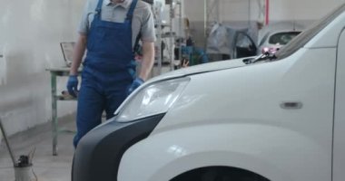 Profesyonel tamirci arabayı kontrol ediyor.