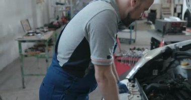 Oto tamirhanesinde profesyonel tamirci.