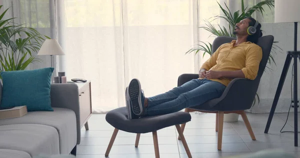 Hombre Joven Relajándose Sala Estar Casa Escuchando Música Está Sentado —  Fotos de Stock