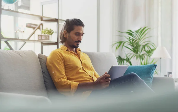 Hombre Indio Sentado Sofá Casa Está Conectando Línea Las Redes — Foto de Stock