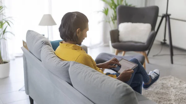 Oturma Odasındaki Koltukta Oturan Adam Dijital Tablet Yaşam Tarzı Teknoloji — Stok fotoğraf