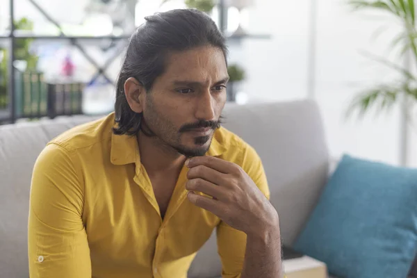 Indiska Mannen Sitter Soffan Hemma Och Tänker Med Handen Hakan — Stockfoto