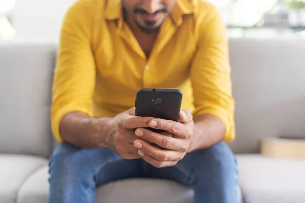 Joven Sentado Sofá Casa Charlando Con Teléfono Inteligente Comunicación Concepto — Foto de Stock