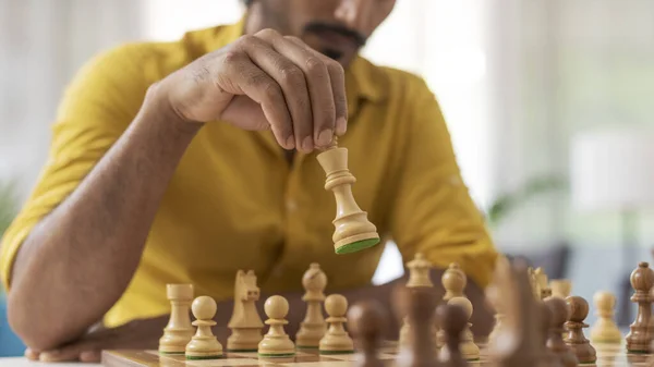 Muž Hraje Šachy Doma Pohybuje Kus Šachovnici Strategické Hry Koncept — Stock fotografie