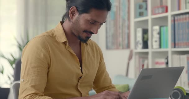 Boldog ember otthon beszélget a laptopjával. — Stock videók