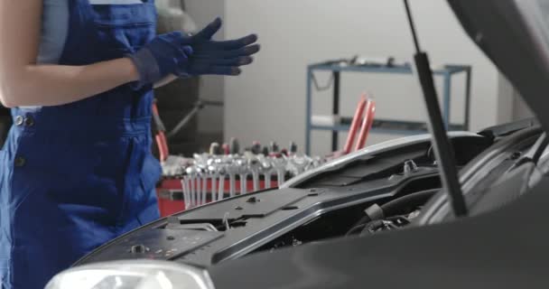 Profesionální ženské mechanik dělá auto servis — Stock video