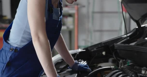 Mecánica sonriente que trabaja en el taller de automóviles — Vídeos de Stock