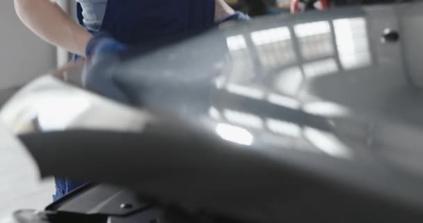 Mechanikerin hebt Motorhaube an und überprüft Motor — Stockvideo