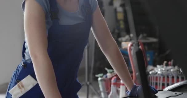 Sorridente meccanico femminile che fa un servizio auto — Video Stock