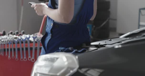 Profesionální ženský mechanik používající smartphone — Stock video