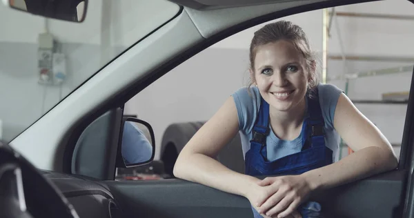 Впевнена Механічна Жінка Спирається Вікно Автомобіля Дивиться Камеру — стокове фото