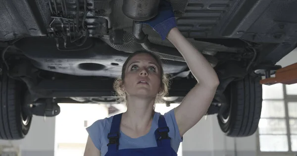 Tamirhanede Bir Arabanın Altında Çalışan Kadın Tamirci Sızıntı Var Diye — Stok fotoğraf
