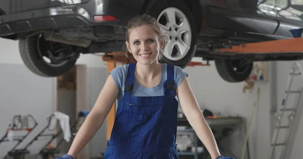 Uśmiechnięta Kobieta Pracująca Warsztacie Samochodowym Jest Profesjonalnym Mechanikiem — Zdjęcie stockowe