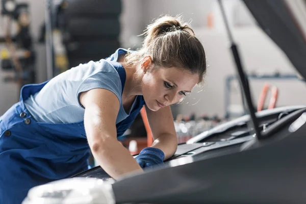 Professionele Vrouwelijke Monteur Werkt Auto Reparatiewerkplaats Het Controleren Van Een — Stockfoto