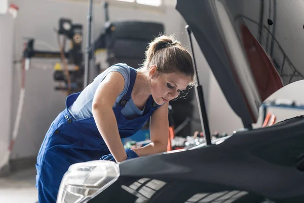 Fiducioso Meccanico Femminile Che Fissa Auto Officina Riparazione Auto — Foto Stock