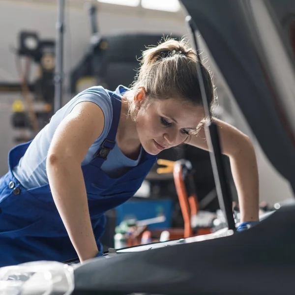 Araba Tamirhanesinde Çalışan Profesyonel Kadın Tamirci Bir Araba Motorunu Kontrol — Stok fotoğraf