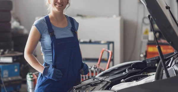 Fiducioso Sorriso Meccanico Femminile Posa Accanto Una Macchina Officina Riparazione — Foto Stock