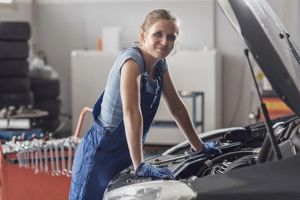 Kvinnlig Mekaniker Arbetar Bilverkstaden Hon Kontrollerar Bil Motor Och Ler — Stockfoto