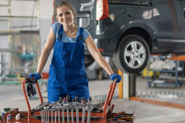 Fiduciosa Meccanico Femminile Nel Negozio Riparazione Auto Lei Appoggiata Carrello — Foto Stock