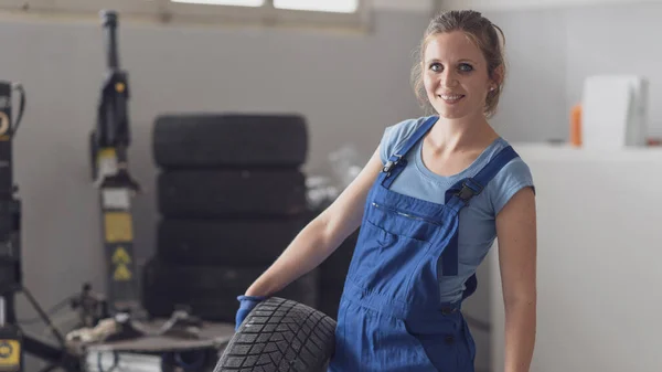 Smiling Female Mechanic Working Auto Repair Shop She Carrying Tire — Stock Photo, Image