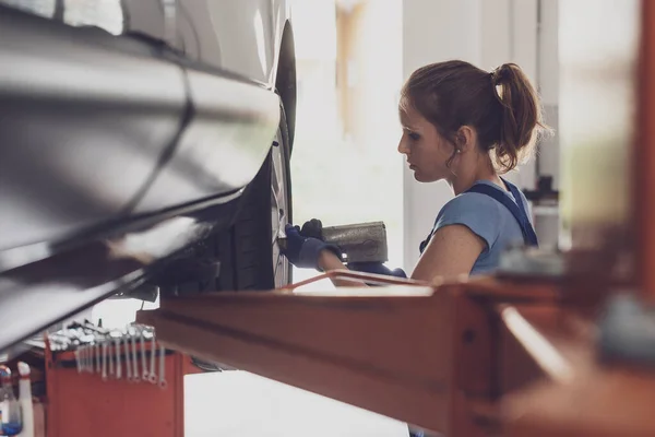 Mécanicien Professionnel Femme Faisant Remplacement Roue Dans Atelier Réparation Automobile — Photo