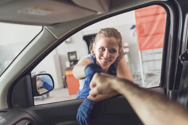 Feliz Amigável Mecânica Feminina Cumprimentando Cliente Carro Eles Estão Batendo — Fotografia de Stock